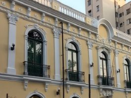 fachada do prédio histórico renovada com as cores originais em amarelo claro e branco em volta das janelas