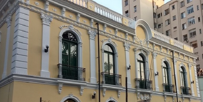 fachada do prédio histórico renovada com as cores originais em amarelo claro e branco em volta das janelas