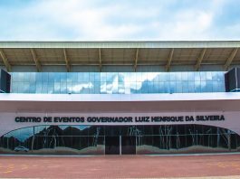 Concessão do centro de eventos de Canasvieiras é discutida na Acif fachada do prédio escrita centro de eventos governador luiz henrique da silveira; não há ninguém na foto