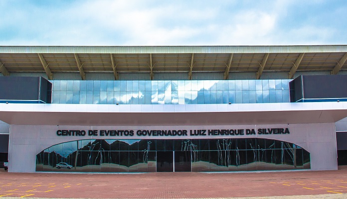 fachada do prédio escrita centro de eventos governador luiz henrique da silveira; não há ninguém na foto