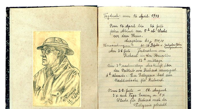 imagem de um caderno aberto.; na página da esquerda há uma foto de um homem; na direita, escritos em alemão