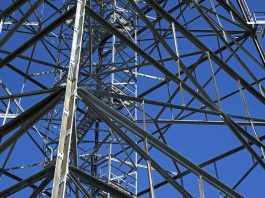 estrutura metálica de uma torre de transmissão vista de perto