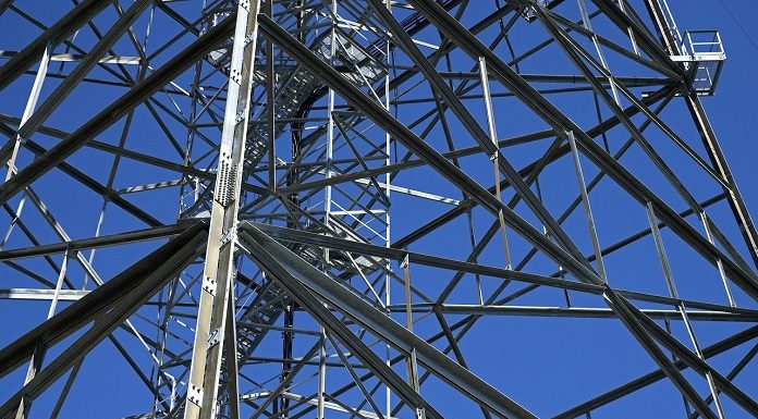 estrutura metálica de uma torre de transmissão vista de perto