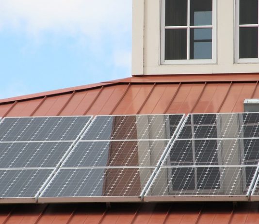 Projeto municípios solares percorre Santa Catarina painéis solares dispostos sobre um telhado residencial