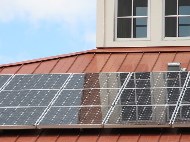 painéis solares dispostos sobre um telhado residencial