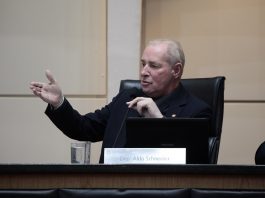 aldo schneider na cadeira da mesa diretora da alesc fala e gesticula ao microfone