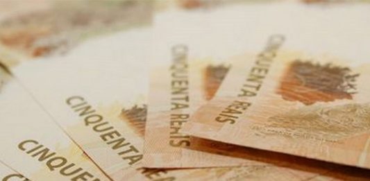 Partidos receberam R$ 1,3 bilhão para financiar campanha eleitoral algumas cédulas de 50 reais dispostas abertas uma sobre a outra