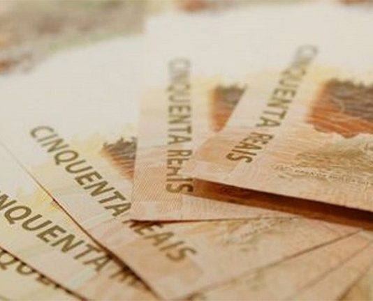 Partidos receberam R$ 1,3 bilhão para financiar campanha eleitoral algumas cédulas de 50 reais dispostas abertas uma sobre a outra