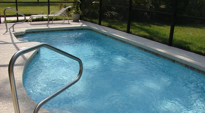 imagem de uma pequena piscina em jardim com as águas agitadas