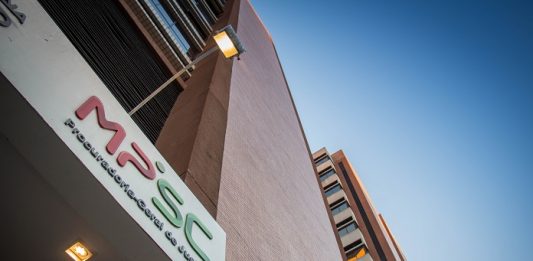 MP e Fapesc abrem vagas de estágio sede do prédio do mpsc vista de baixo da rua com placa na marquise em evidência escrito MPSC (a sigla) e por extenso