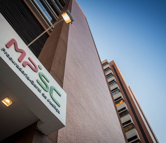sede do prédio do mpsc vista de baixo da rua com placa na marquise em evidência escrito MPSC (a sigla) e por extenso