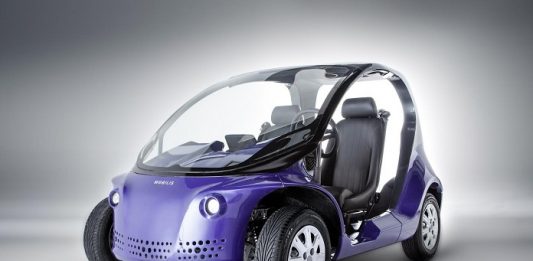 foto do carro elétrico de dois lugares visto de perspectiva cavaleira