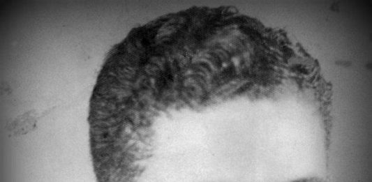 Exposição marca vinte anos sem o poeta Zininho reprodução de foto do poeta; nela, zininho olha de um ângulo de baixo para a câmera, aparentemente com uns 30 anos