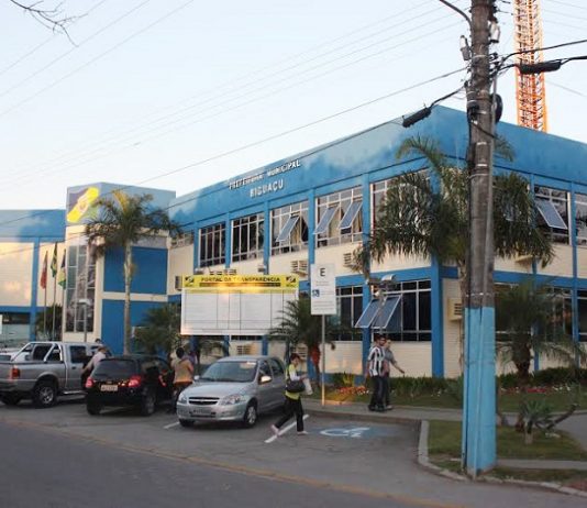 fachada do prédio azul e amarelo da prefeitura municipal de biguaçu