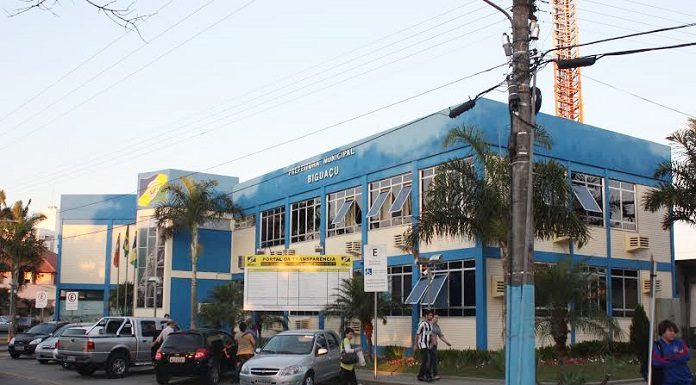 fachada do prédio azul e amarelo da prefeitura municipal de biguaçu