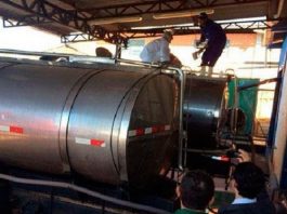 Mais de 125 anos de prisão para organização que adulterava leite agentes da polícia civil examinam caminhões-tanque de leite estacionados