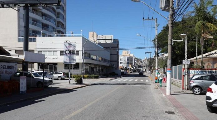 imagem do trecho plano da via em dia ensolarado e sem nenhum carro