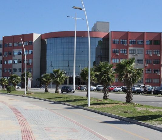 prédio sede da prefeitura de são josé visto da perspectiva da rua, com avenida na frente, carro passando, e algumas árvores