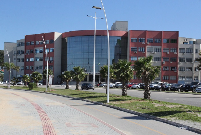 prédio sede da prefeitura de são josé visto da perspectiva da rua, com avenida na frente, carro passando, e algumas árvores