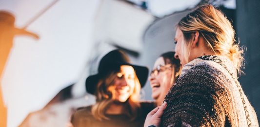 1º Encontro da Sororidade acontece nesta quarta (29), em Florianópolis três mulheres dão risadas juntas