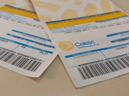 close nos códigos de barras de duas contas da celesc sobre uma mesa