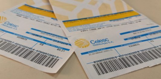 close nos códigos de barras de duas contas da celesc sobre uma mesa