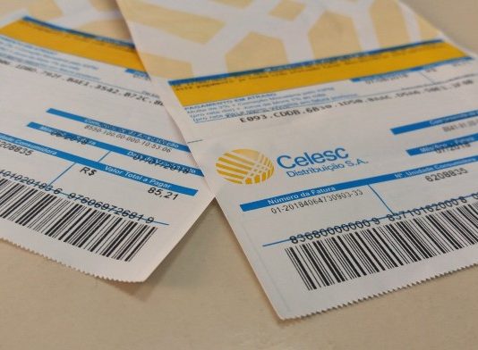 Reajuste tem efeito médio de 13,86% na tarifa da Celesc close nos códigos de barras de duas contas da celesc sobre uma mesa