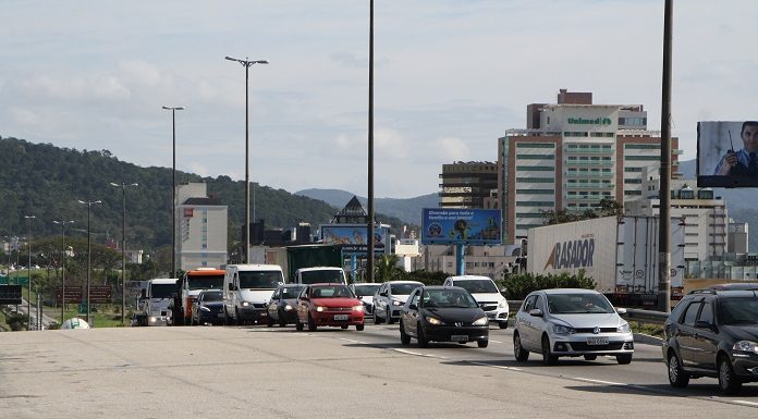 dezenas de carros parados em fila no trânsito