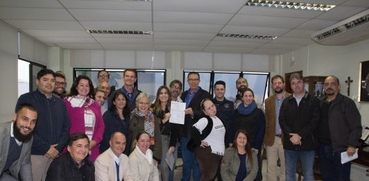 Vídeo em Libras facilita comunicação entre GMSJ e pessoas com deficiência auditiva grande grupo de pessoas, entre homens e mulheres, posa para foto; a maioria sorri