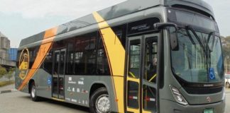 foto do ônibus elétrico. pintado de cinza e faixas amarelas; externamente é muito similar aos ônibus comuns