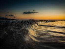 fotografia do mar em movimento com por do sol de guel varalla