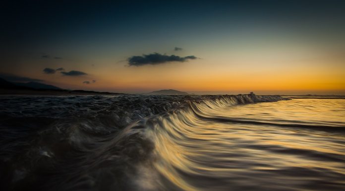 fotografia do mar em movimento com por do sol de guel varalla