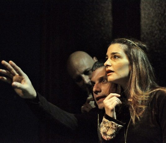 Espetáculos internacionais integram a programação do Floripa Teatro uma atriz e dois atores gesticulam olhando para o alto e um palco pouco iluminado