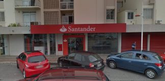 fachada da agência do santander com alguns carros parados na frente