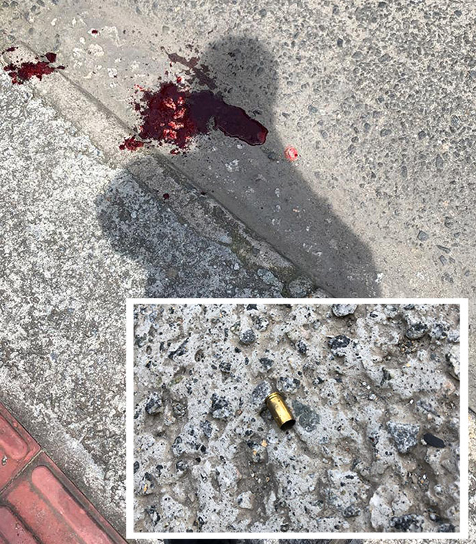 composição de fotos mostrando sangue no asfalto e cápsula de revolver no chão, em foto menor