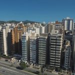 foto aérea de prédios da avenida beira mar norte, em florianopolis