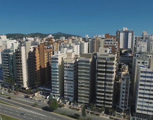 foto aérea de prédios da avenida beira mar norte, em florianopolis
