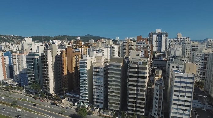 foto aérea de prédios da avenida beira mar norte, em florianopolis