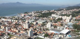 foto aérea de são josé, mostrando br-101 e diversos bairros em um dia de sol