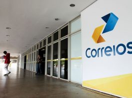 fachada externa de uma agência dos correios cuja porta de entrada fica em uma galeria