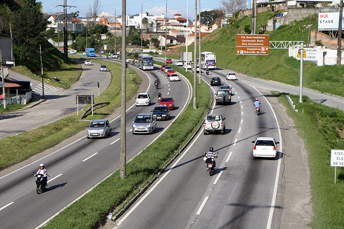 foto do alto da via expressa mostrando o fluxo nos dois sentidos, de dia