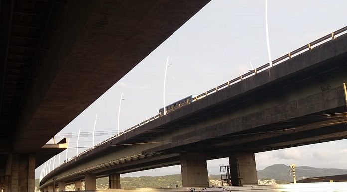 as duas pontes vistas de rua que passa em baixo na parte continental