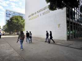 fachada do bloco K do ministério do planejamento, onde se lê o nome na parede