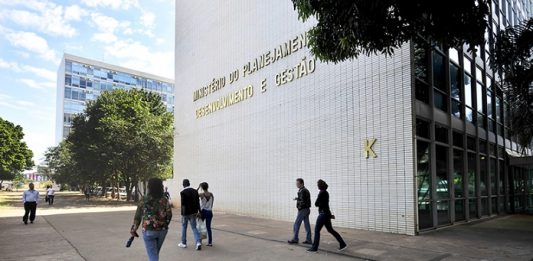 fachada do bloco K do ministério do planejamento, onde se lê o nome na parede