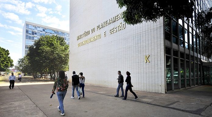 fachada do bloco K do ministério do planejamento, onde se lê o nome na parede