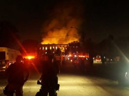 Saiba o que guardava o bicentenário Museu Nacional, incendiado neste domingo foto noturna da fachada do prédio histórico em chamas; algumas silhuetas de agentes de segurança na frente