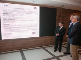MPSC questiona constitucionalidade de autolicenciamento ambiental os três homens em pé ao lado de uma grande tela projetada na parede mostrando um documento de licença ambiental