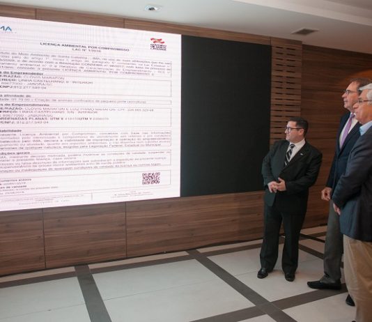 MPSC questiona constitucionalidade de autolicenciamento ambiental os três homens em pé ao lado de uma grande tela projetada na parede mostrando um documento de licença ambiental