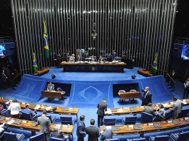 salão do senado visto de cima mostrando à mesa diretora ao centro e bancadas na parte de baixo da foto, com pessoas espalhadas