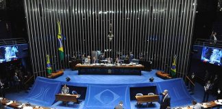 salão do senado visto de cima mostrando à mesa diretora ao centro e bancadas na parte de baixo da foto, com pessoas espalhadas